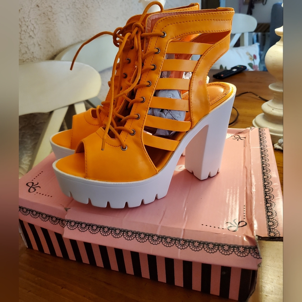Puzzle women sandals , size 7.5, orange color, mint condition